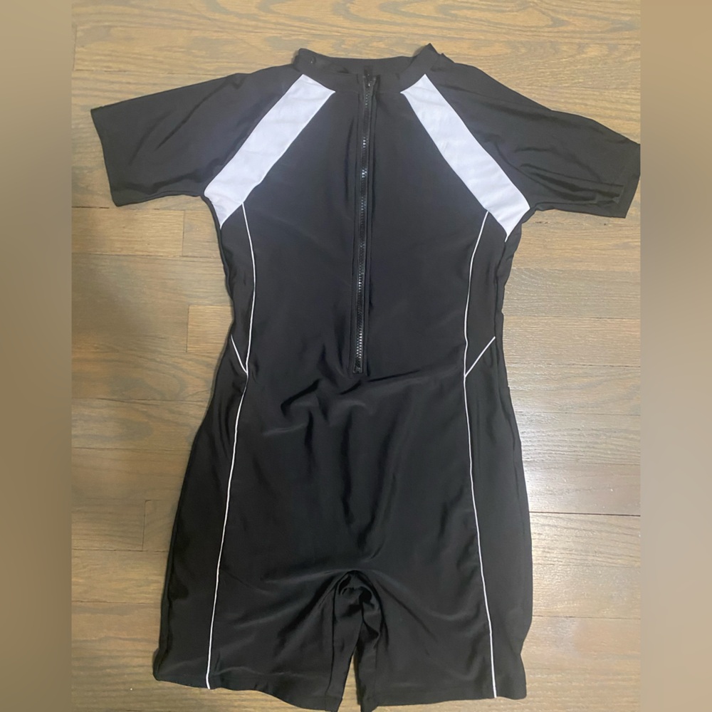 Black and White Rash Guard Swimwear with Short Sleeves